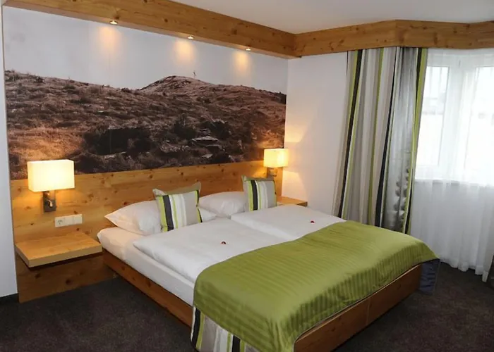 Отель Goldener Adler Ваттенс