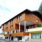 Отель Goldener Adler Ваттенс