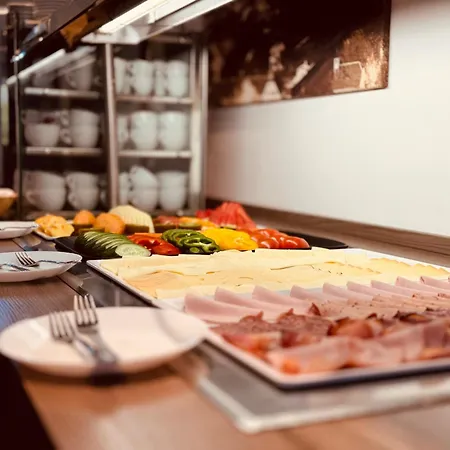 金色阿德勒瓦腾斯酒店 酒店 4*